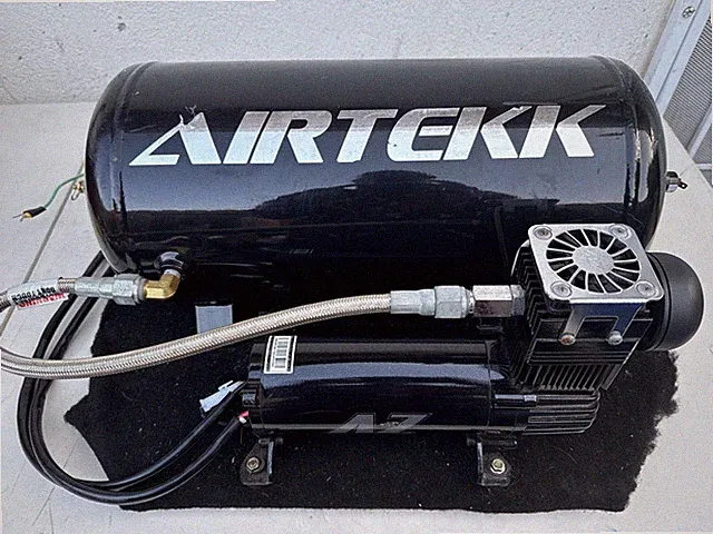 Air Zenith OB2 metallic Black Air Compressor With Airtekk Airlift Tank Used